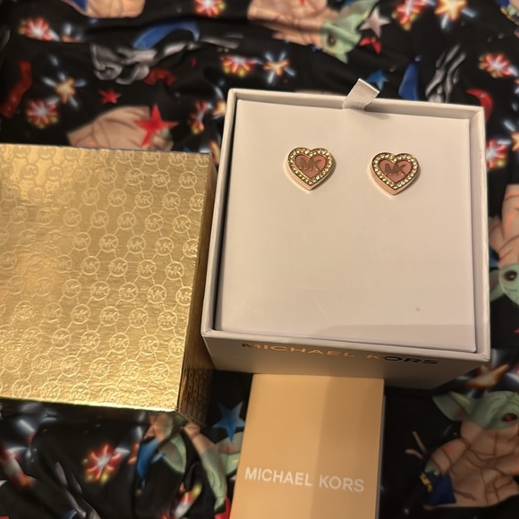 $75 NEW MICHAEL KORS DIAMOND ACCENT CRYSTAL GOLD MK LOGO EARRINGS HEART PINK BOX - Picture 4 of 9
